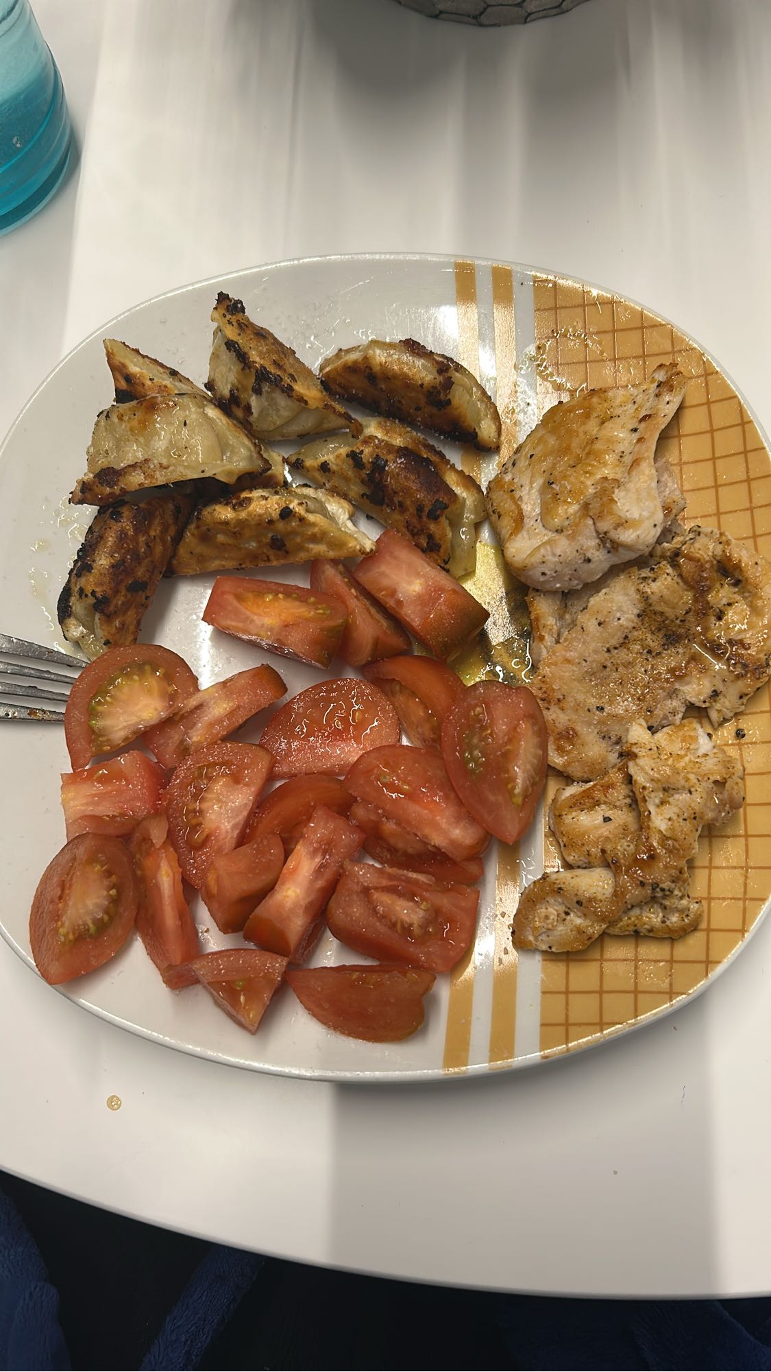 Pollo con dumplings y tomate