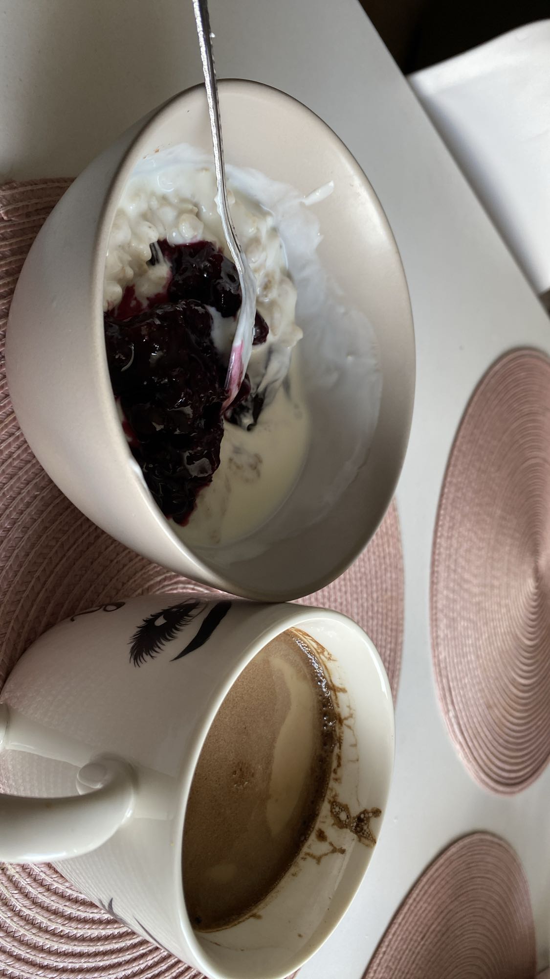 Jogurt z owocami i kawa