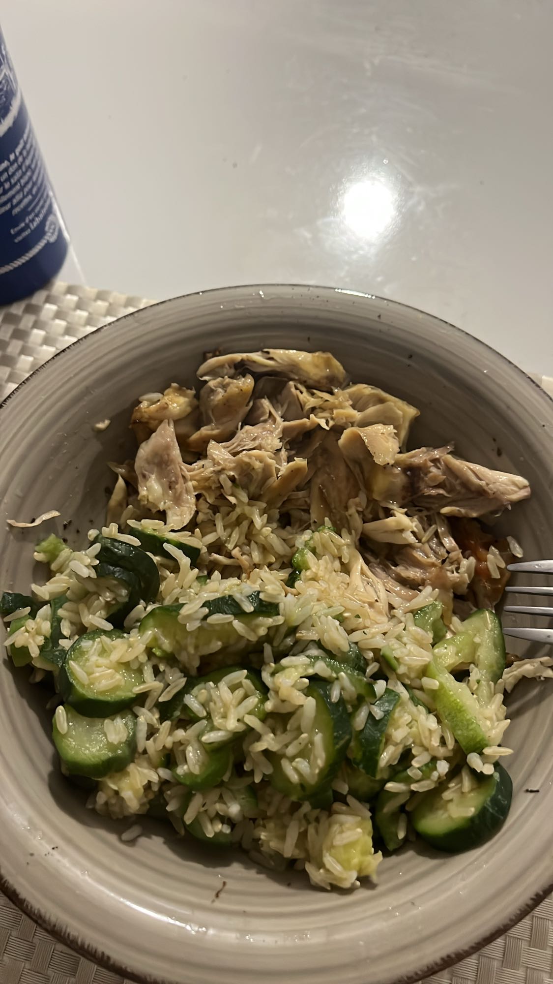 Poulet avec riz et courgettes