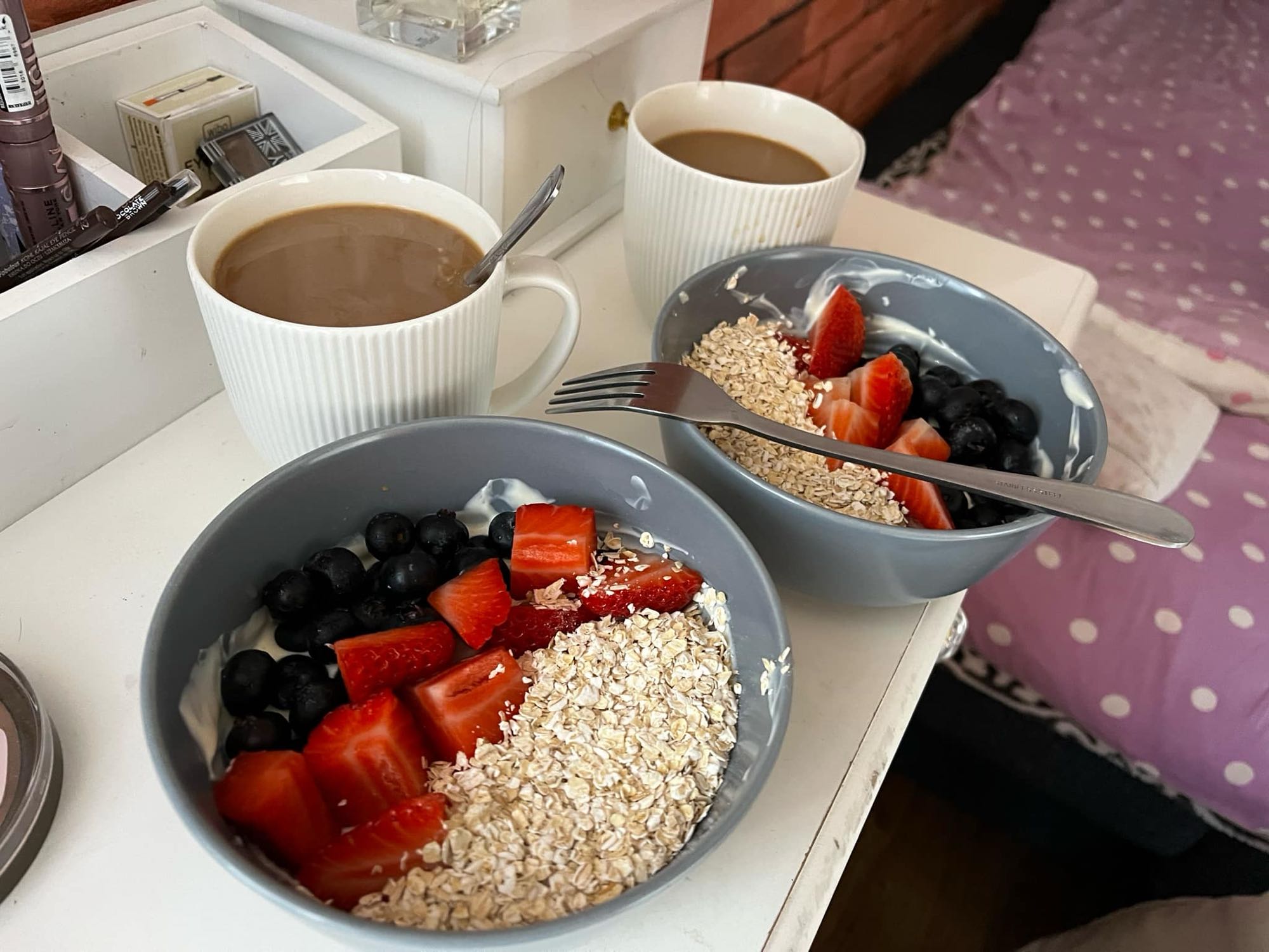 Jogurt z owocami i płatkami