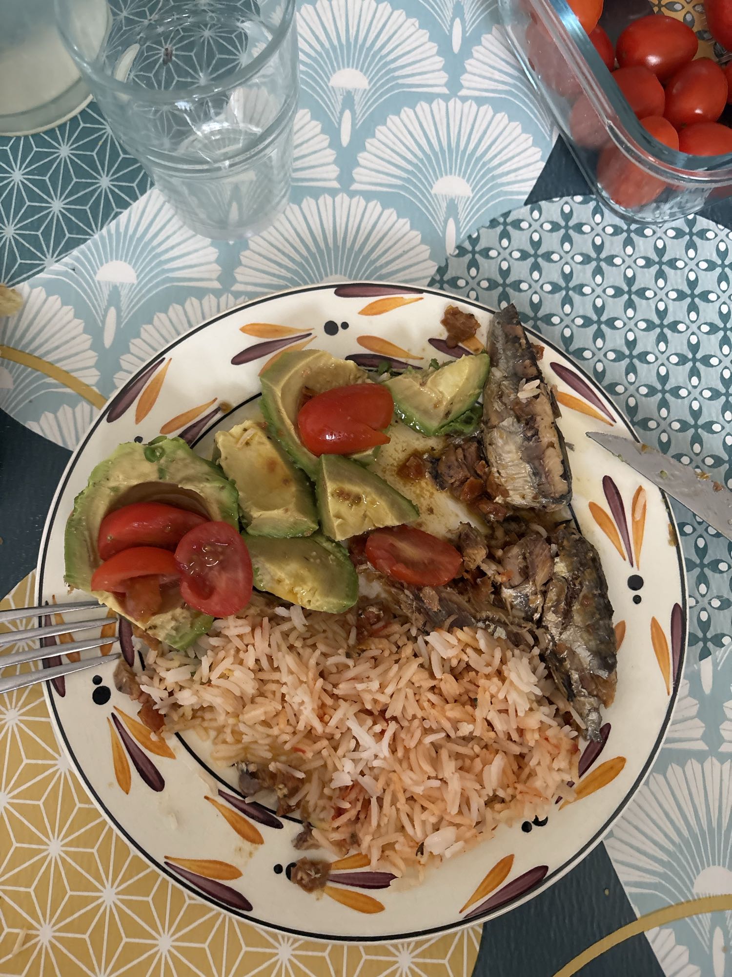 Riz avec poisson et avocat