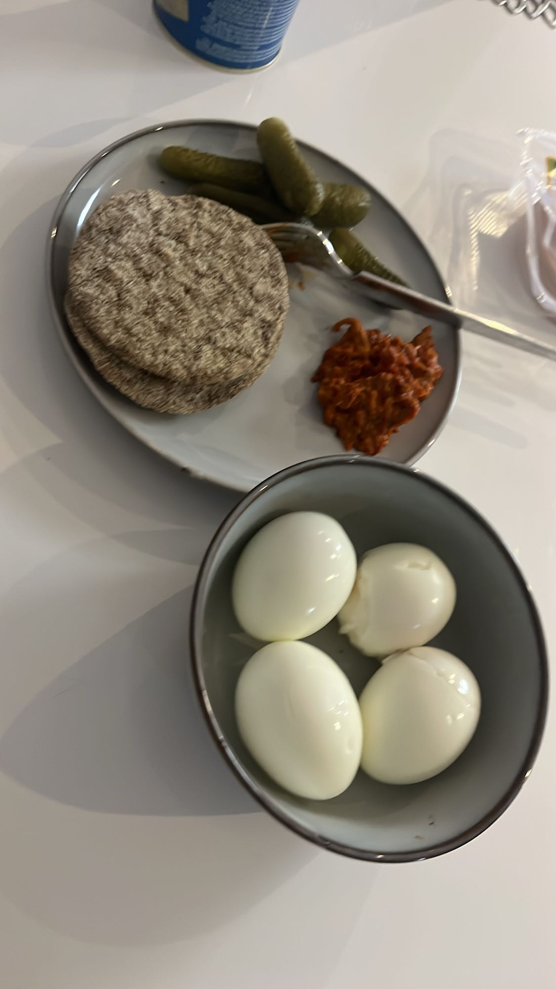 Kokt ägg med knäckebröd