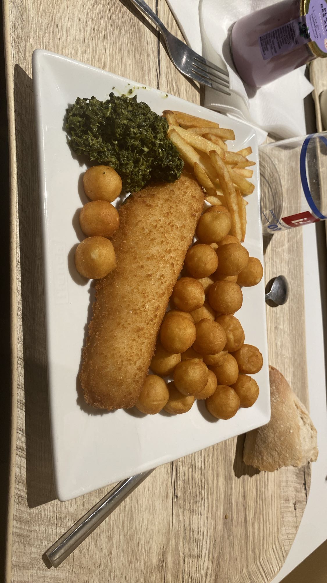 Poisson pané et pommes noisettes