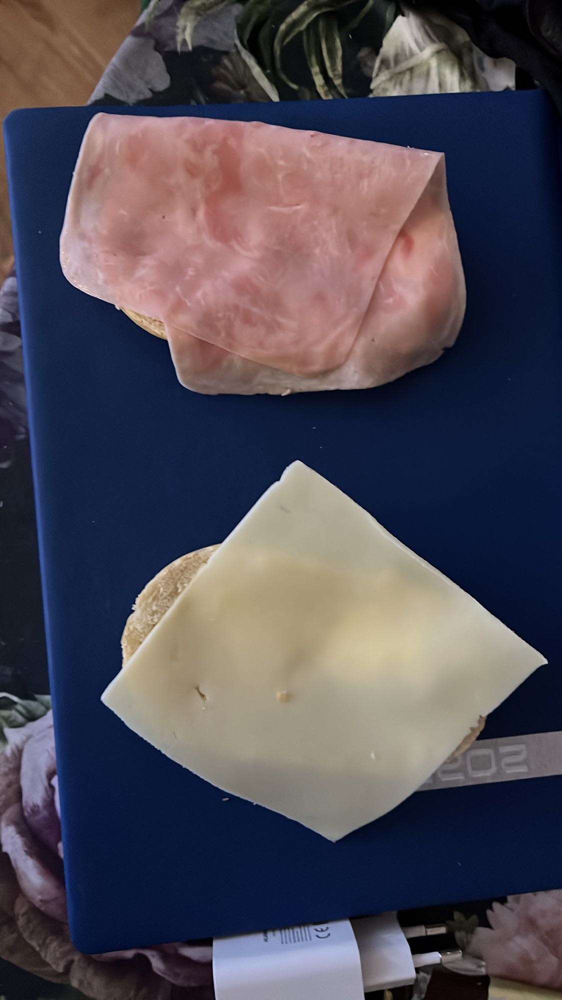 Kanapka z szynką i serem