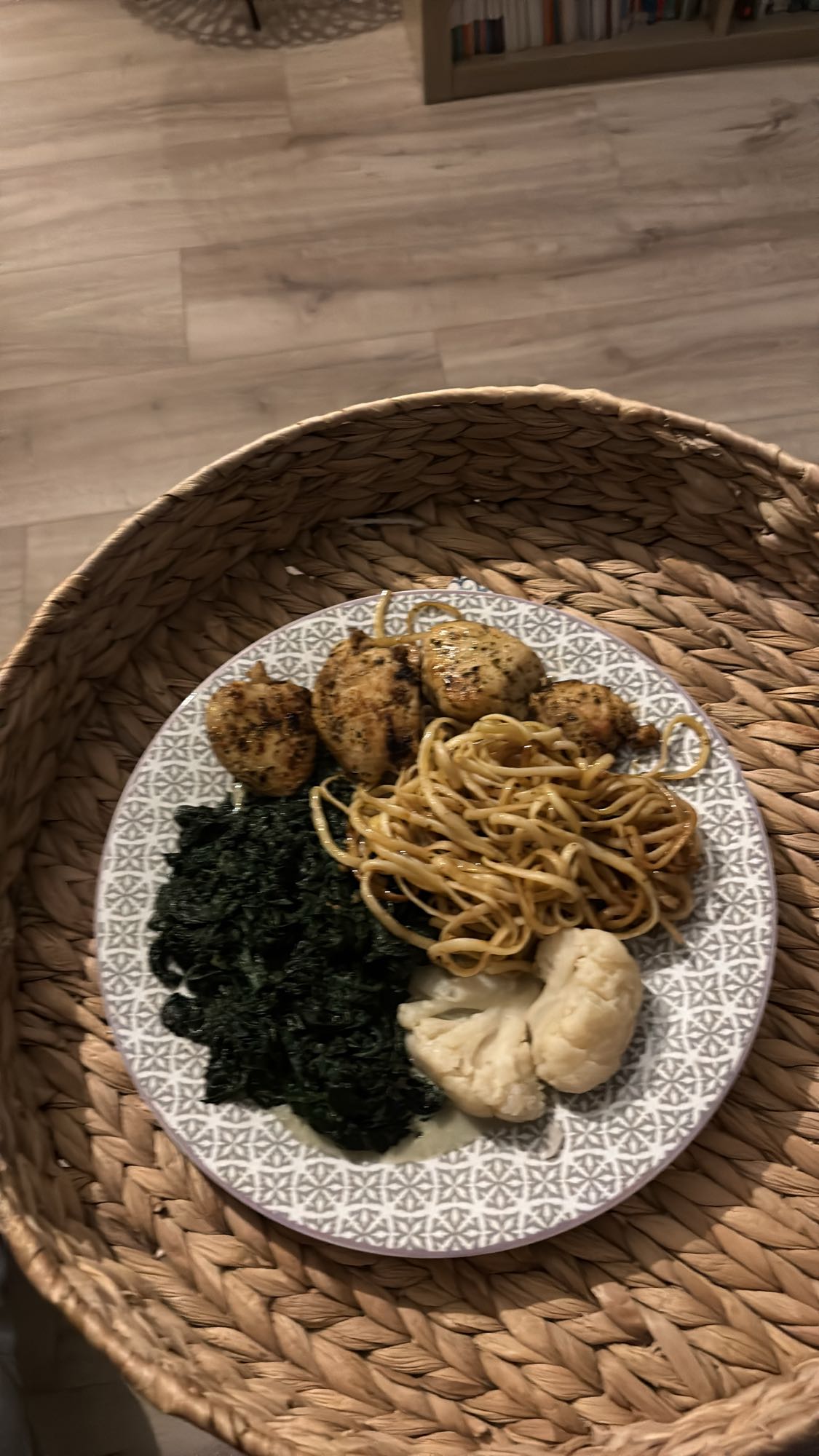 Poulet avec nouilles et légumes