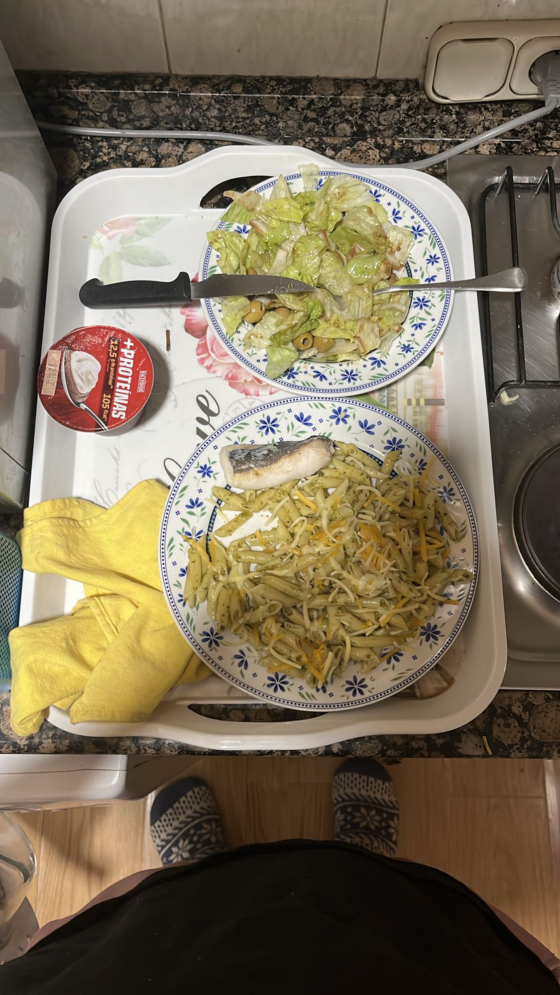 Pasta con pescado y ensalada