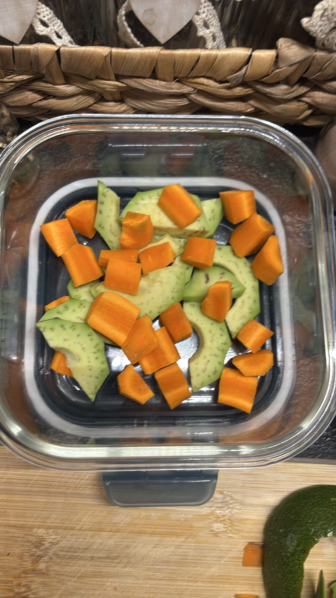 Sałatka z awokado i marchewką