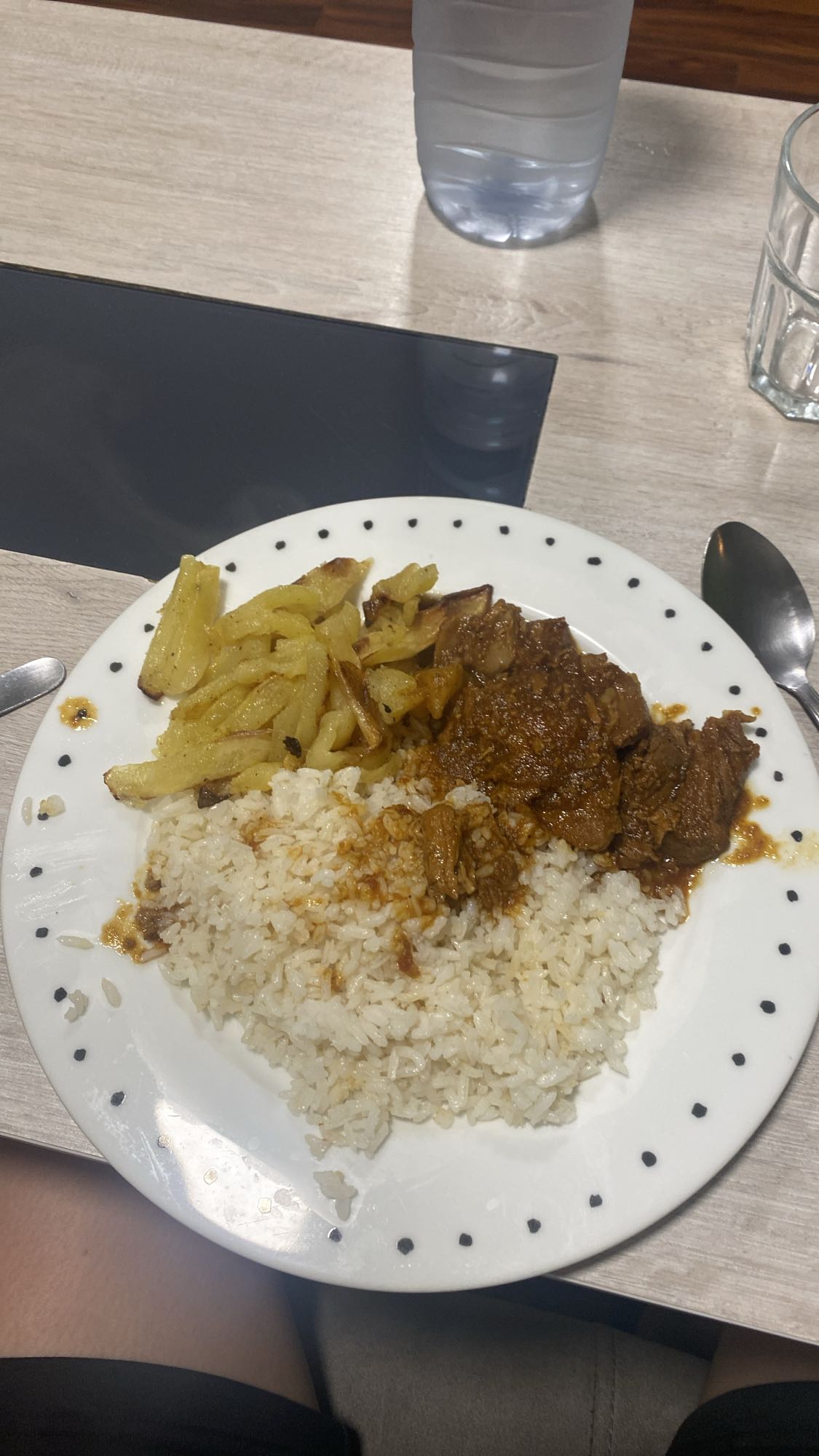Carne guisada con arroz
