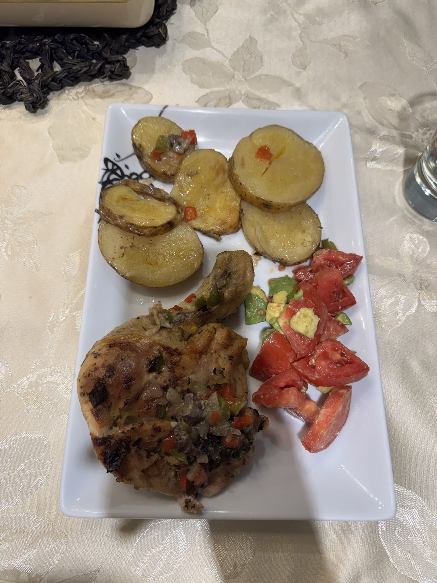 Pollo asado con guarnición