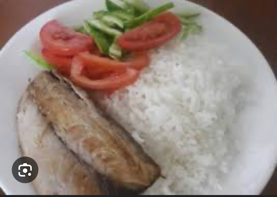 Pescado con arroz y ensalada