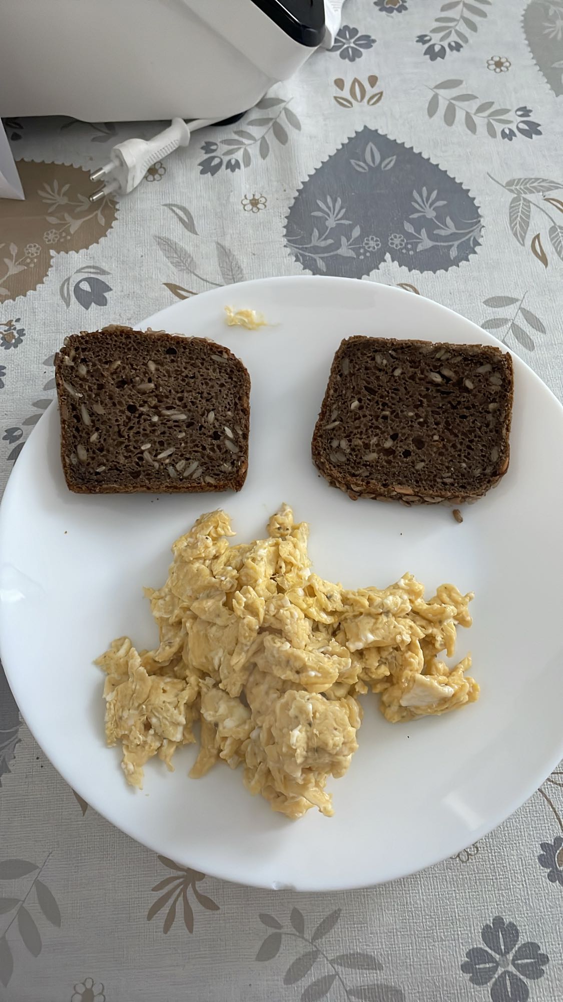 Jajecznica z chlebem