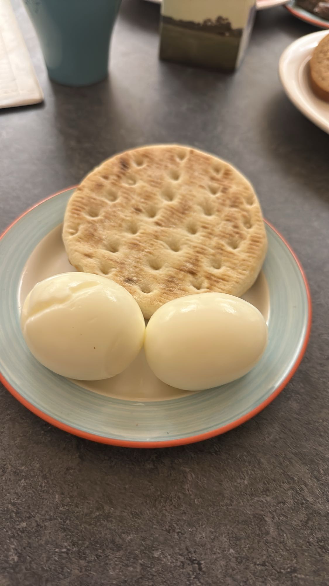 Kokt ägg med bröd