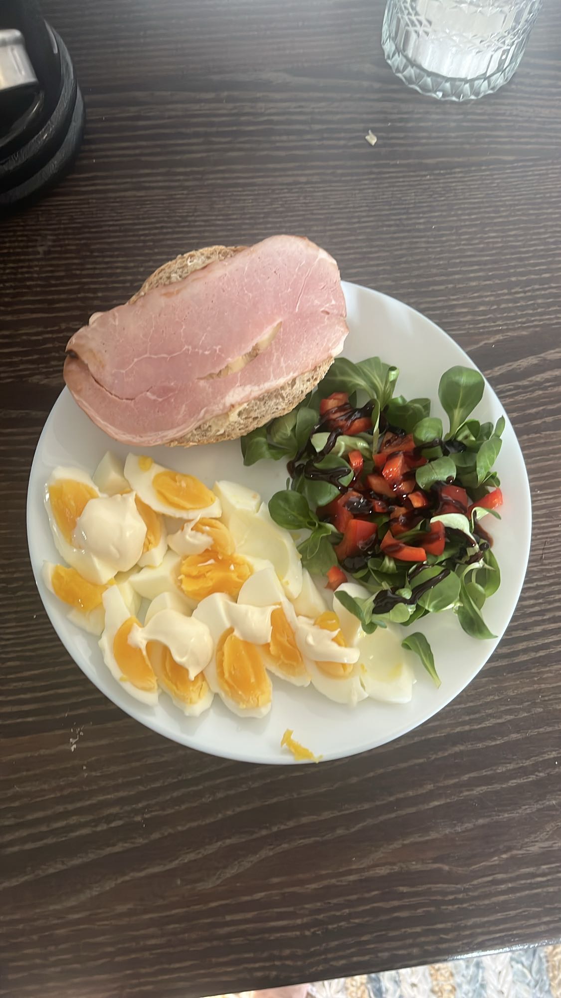 Jajka z sałatką i szynką