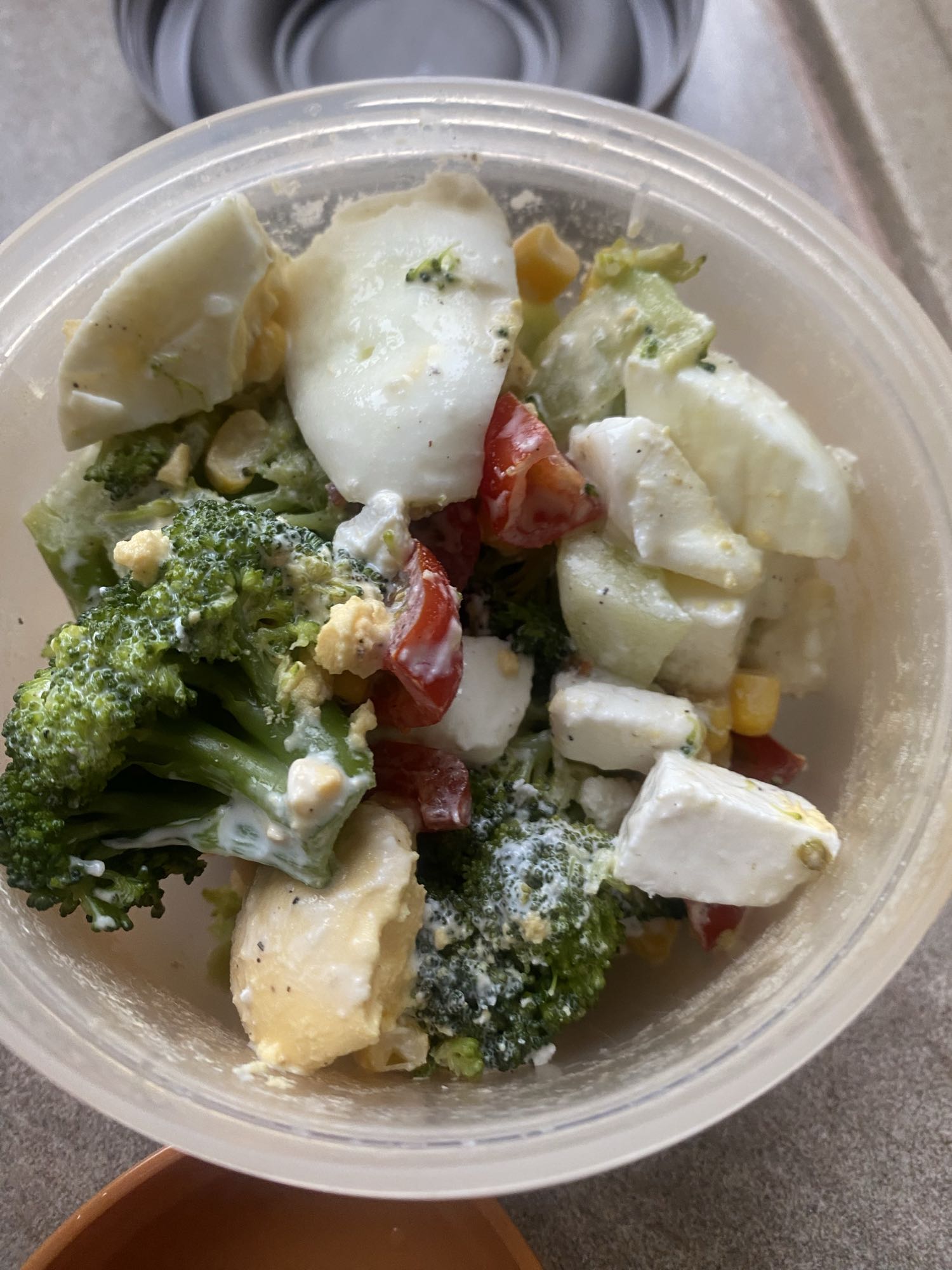 Sałatka z brokułem i jajkiem