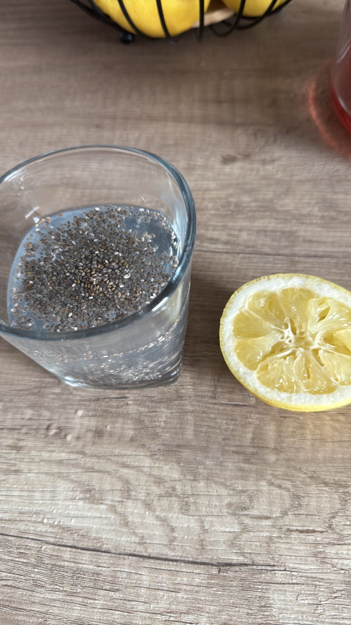 Woda z chia i cytryną