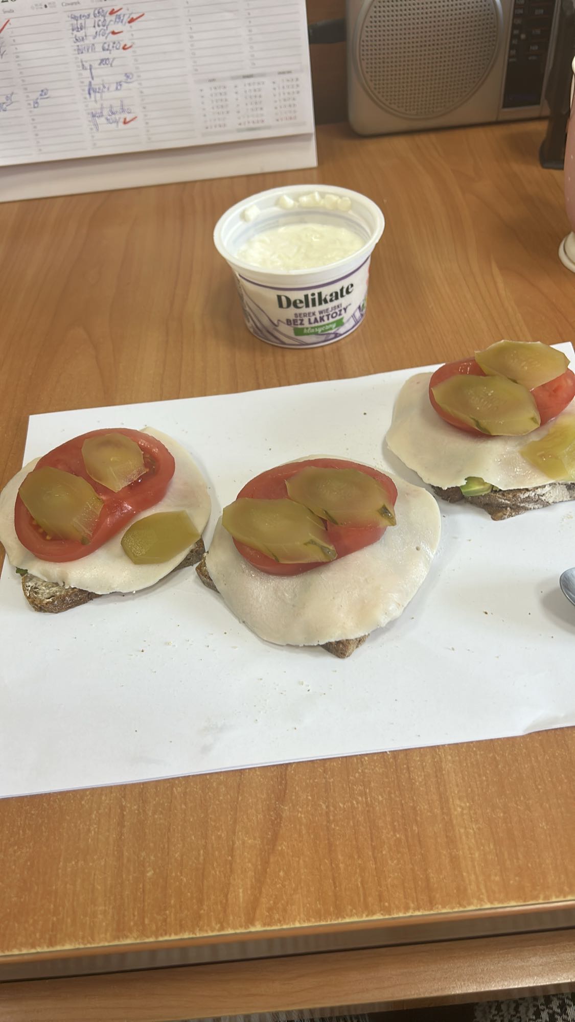 Kanapki z serem i warzywami