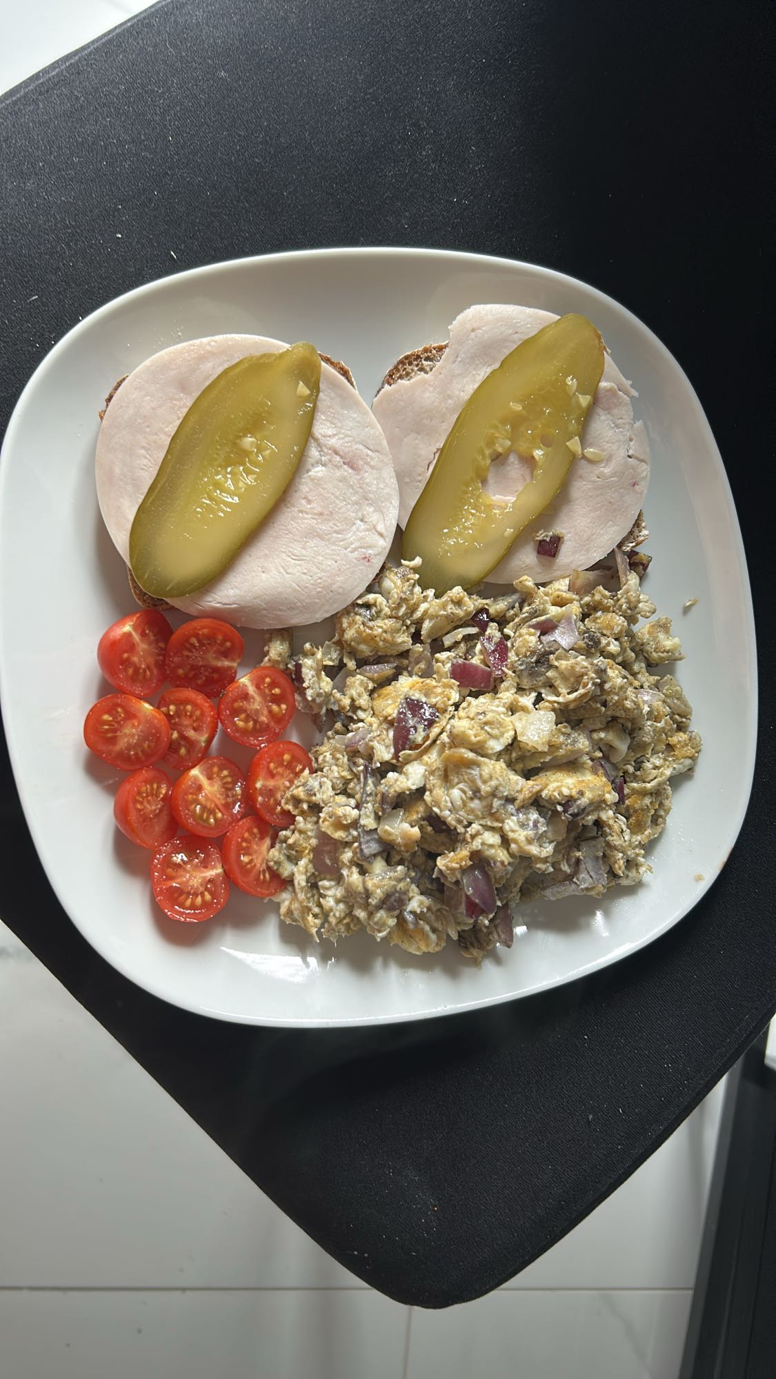 Jajecznica z pieczywem