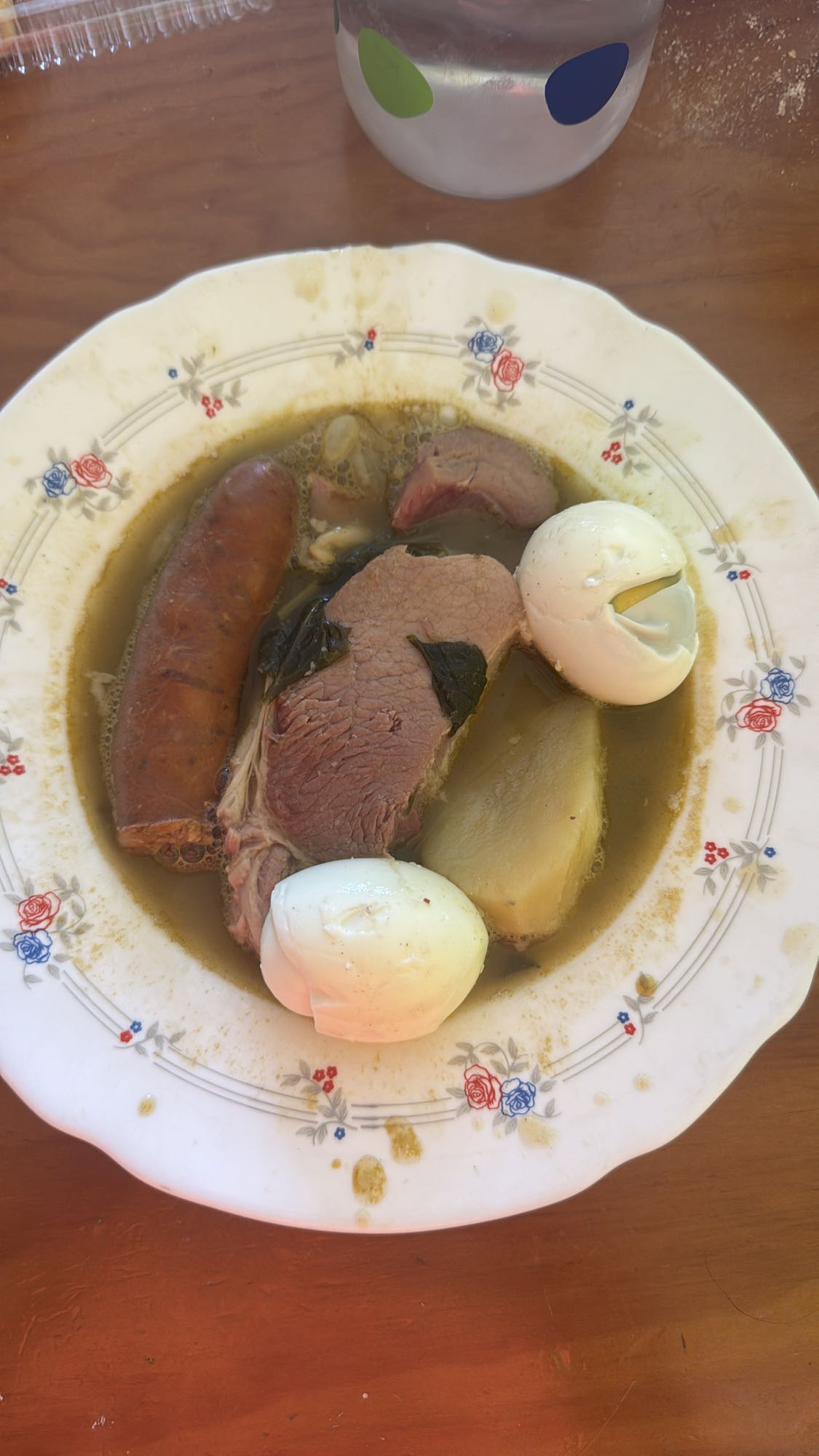 Caldo de res con huevo