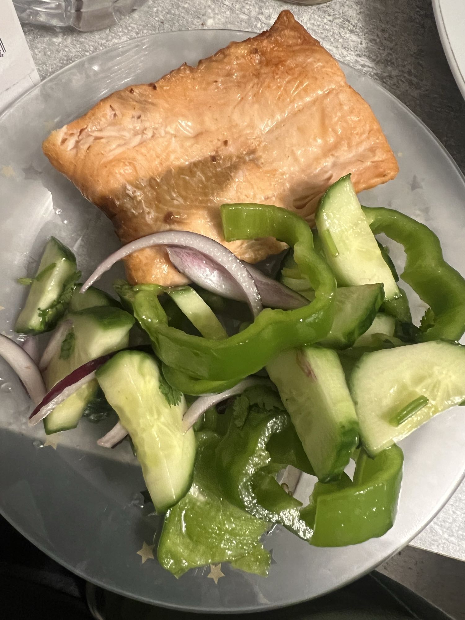 Saumon grillé avec salade