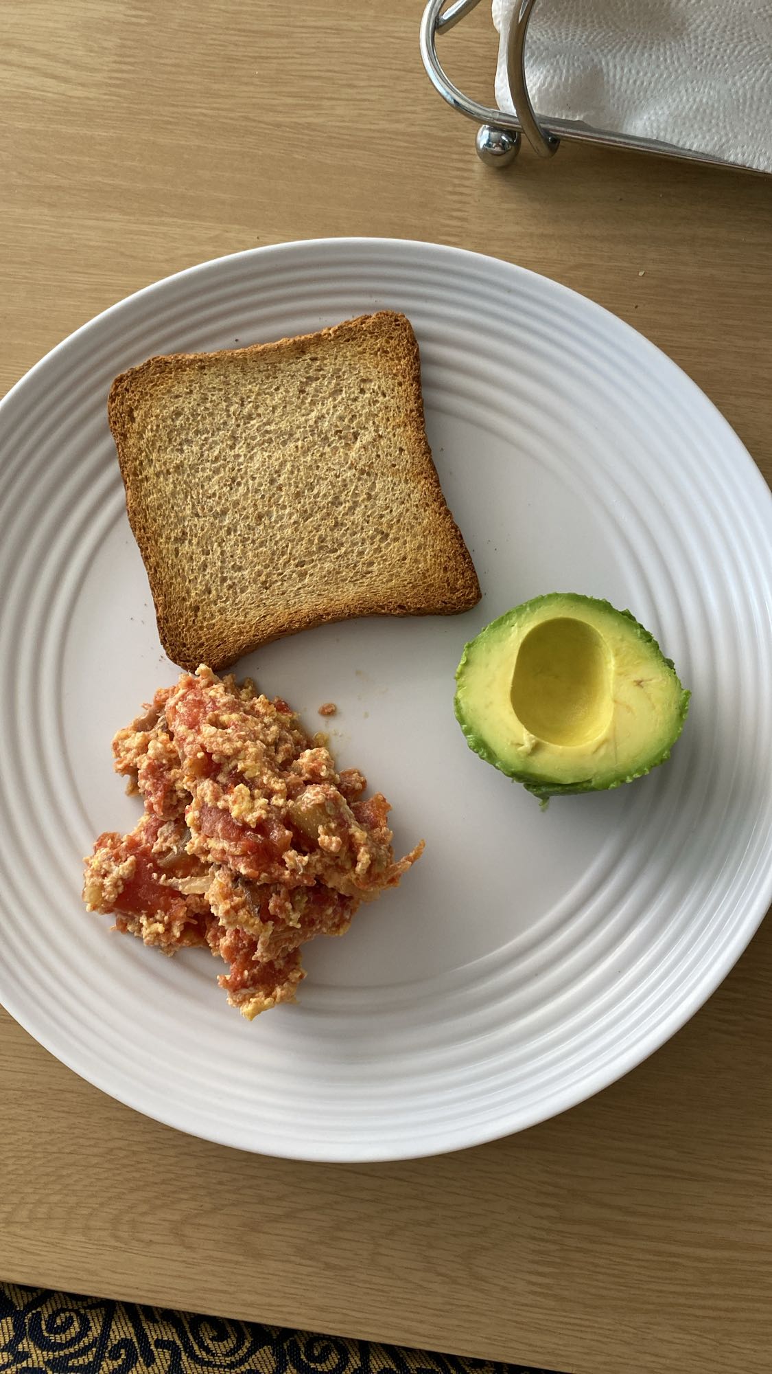Tostada con huevo y aguacate