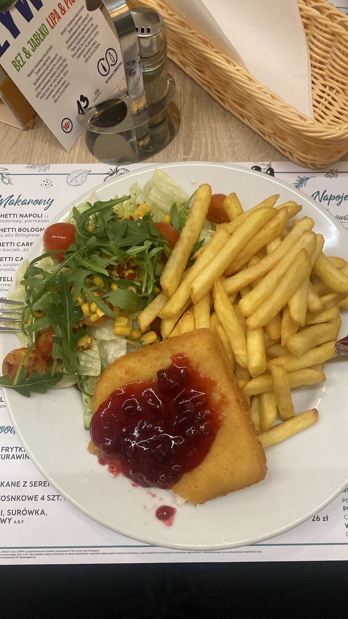 Smażony ser z frytkami