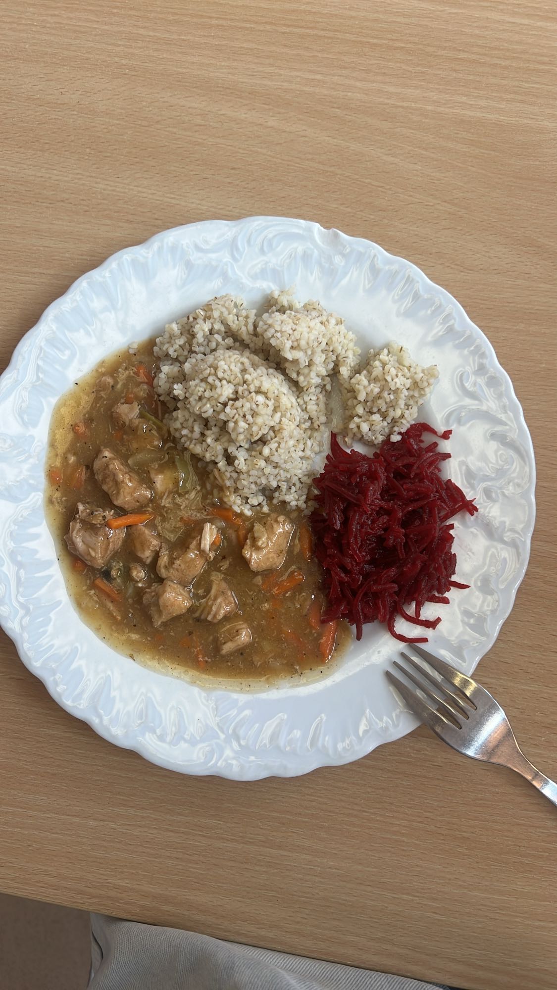 Gulasz z kaszą i buraczkami