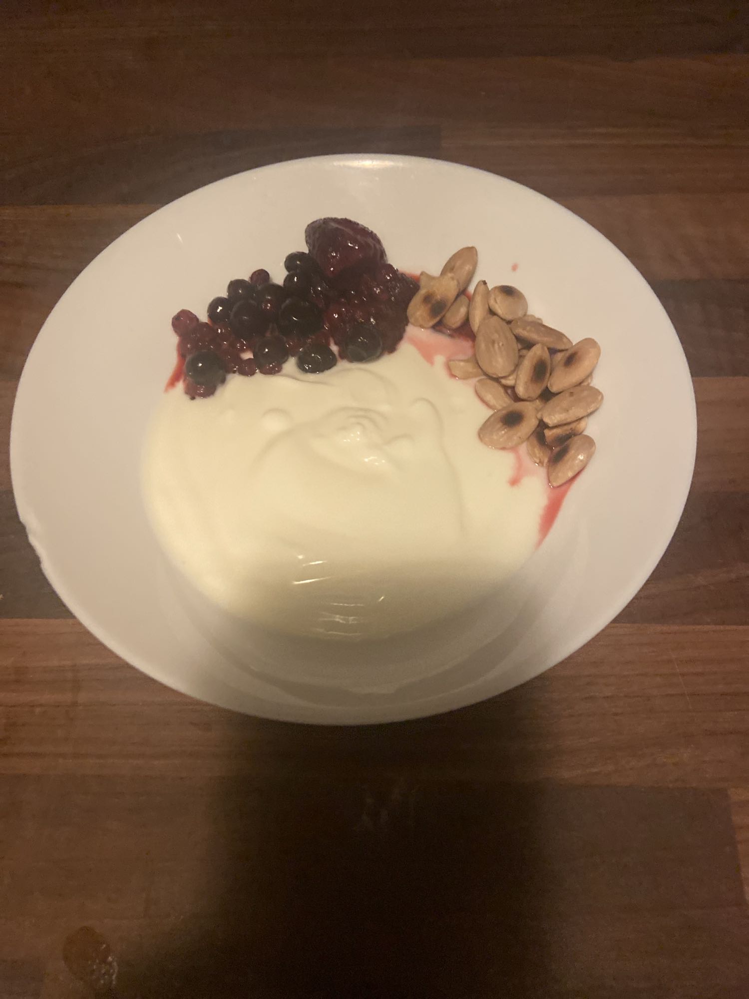 Joghurt mit Beeren & Nüssen