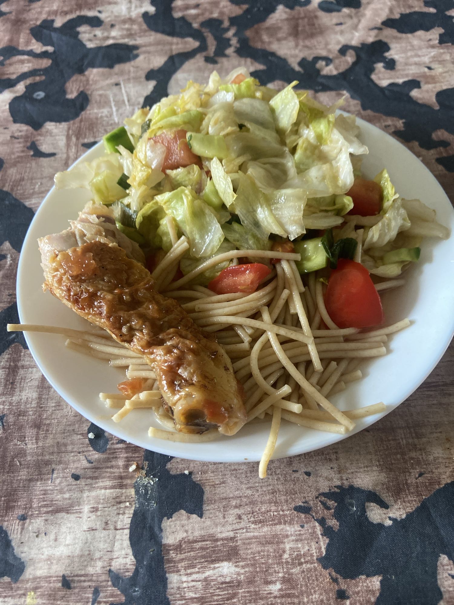 Hähnchen mit Nudeln und Salat
