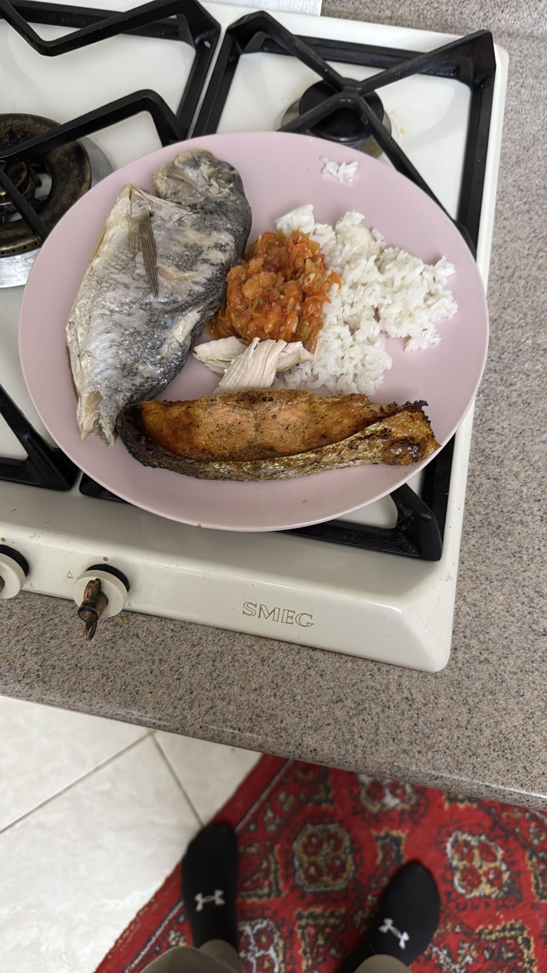 Рыба с рисом и соусом