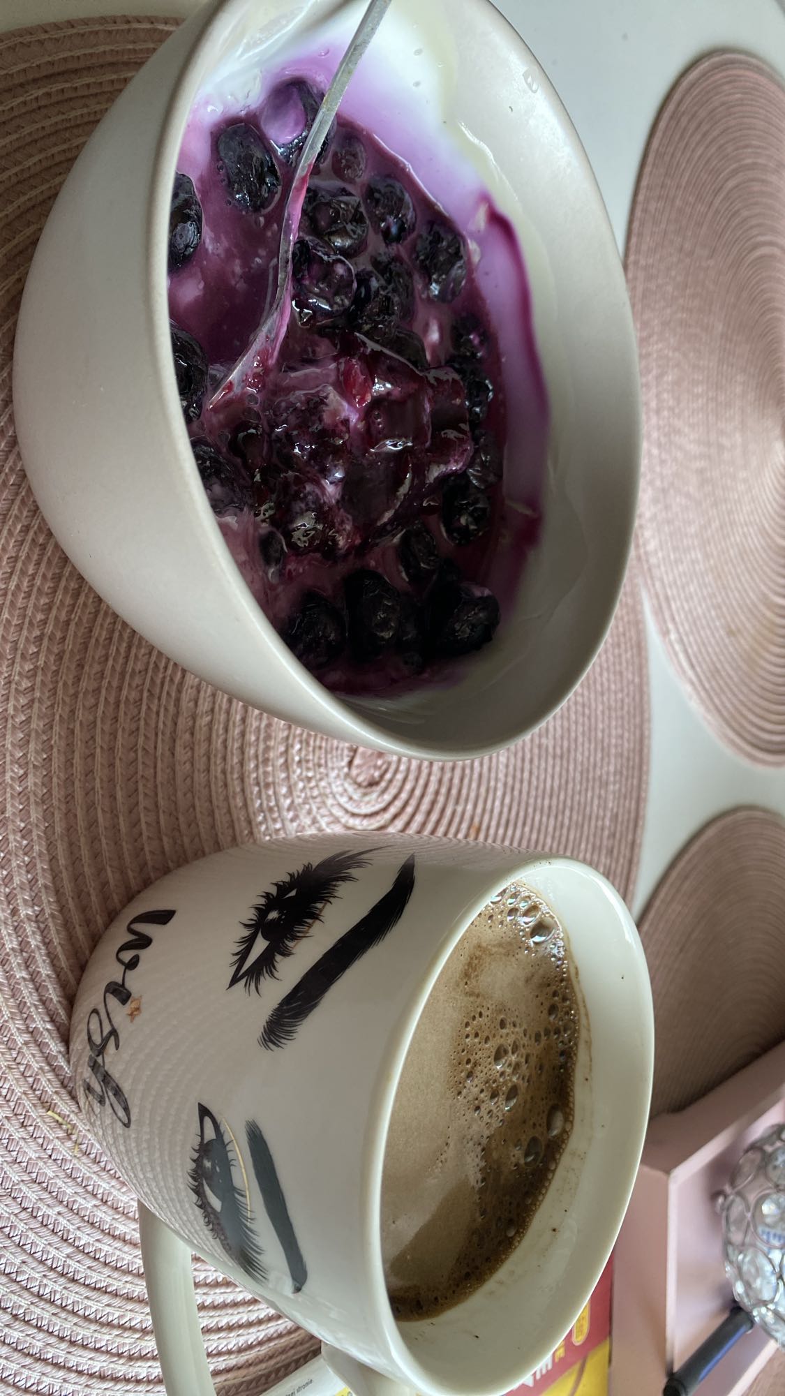 Jogurt z jagodami i kawa