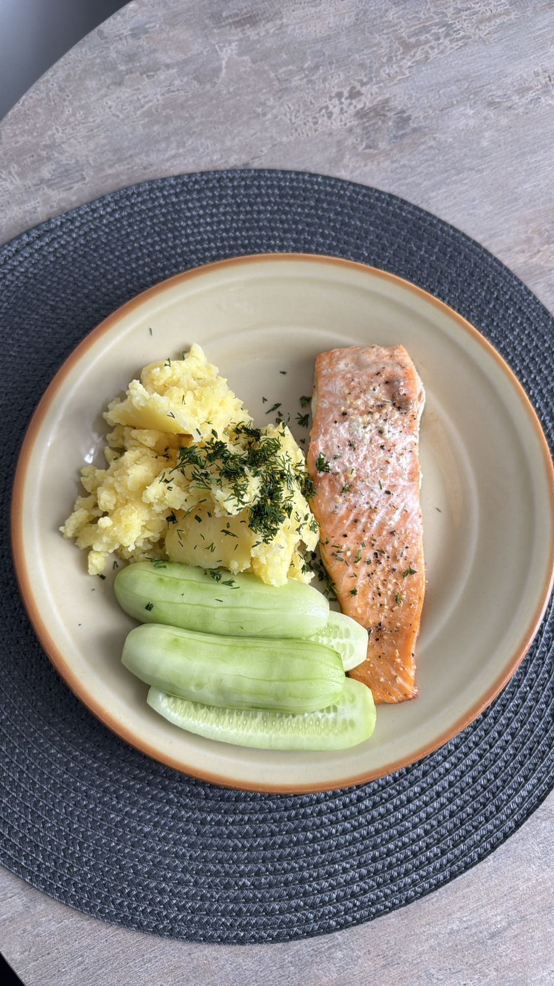 Łosoś z ziemniakami