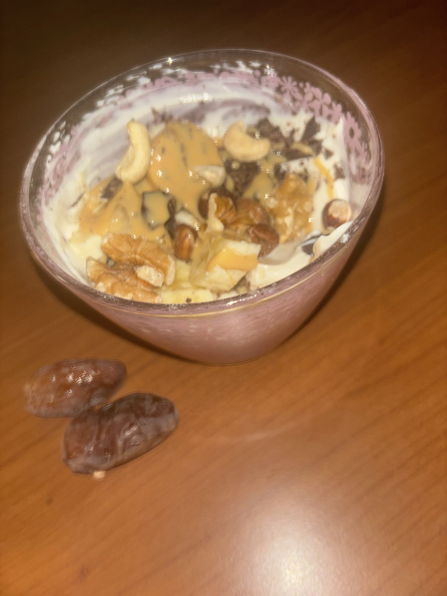 Yaourt aux noix et dattes