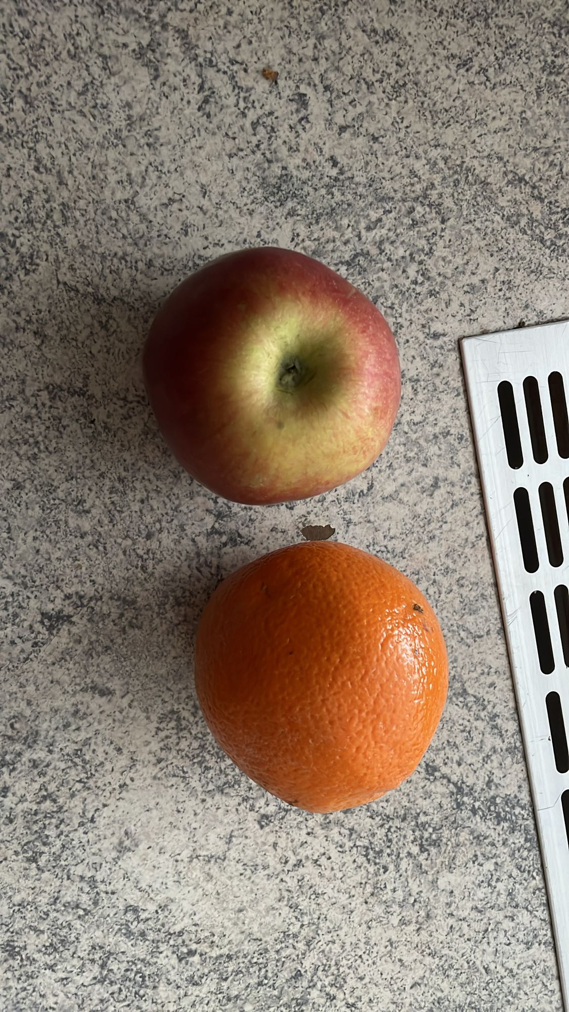 Jabolko in pomaranča