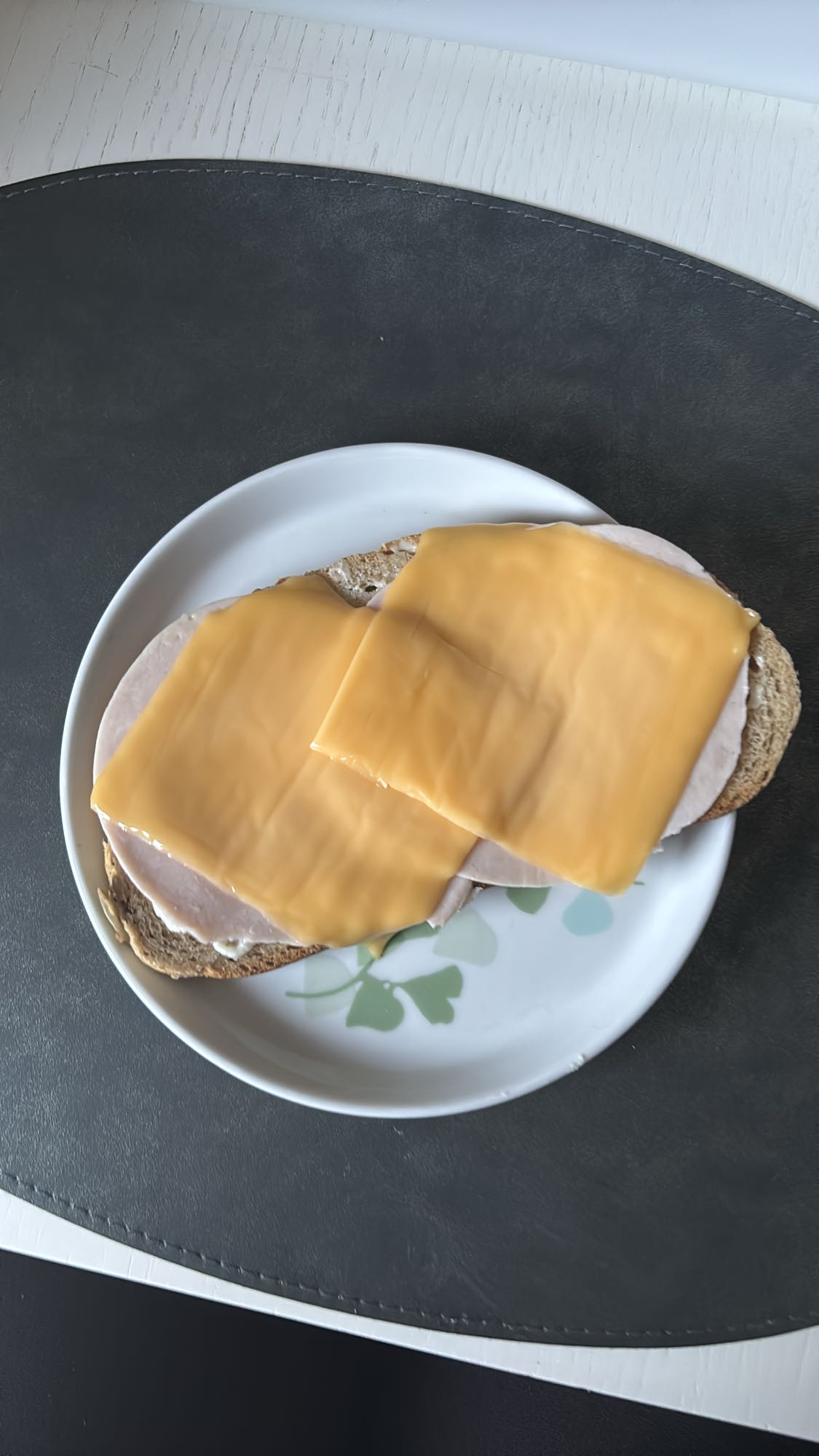 Kanapka z serem i szynką