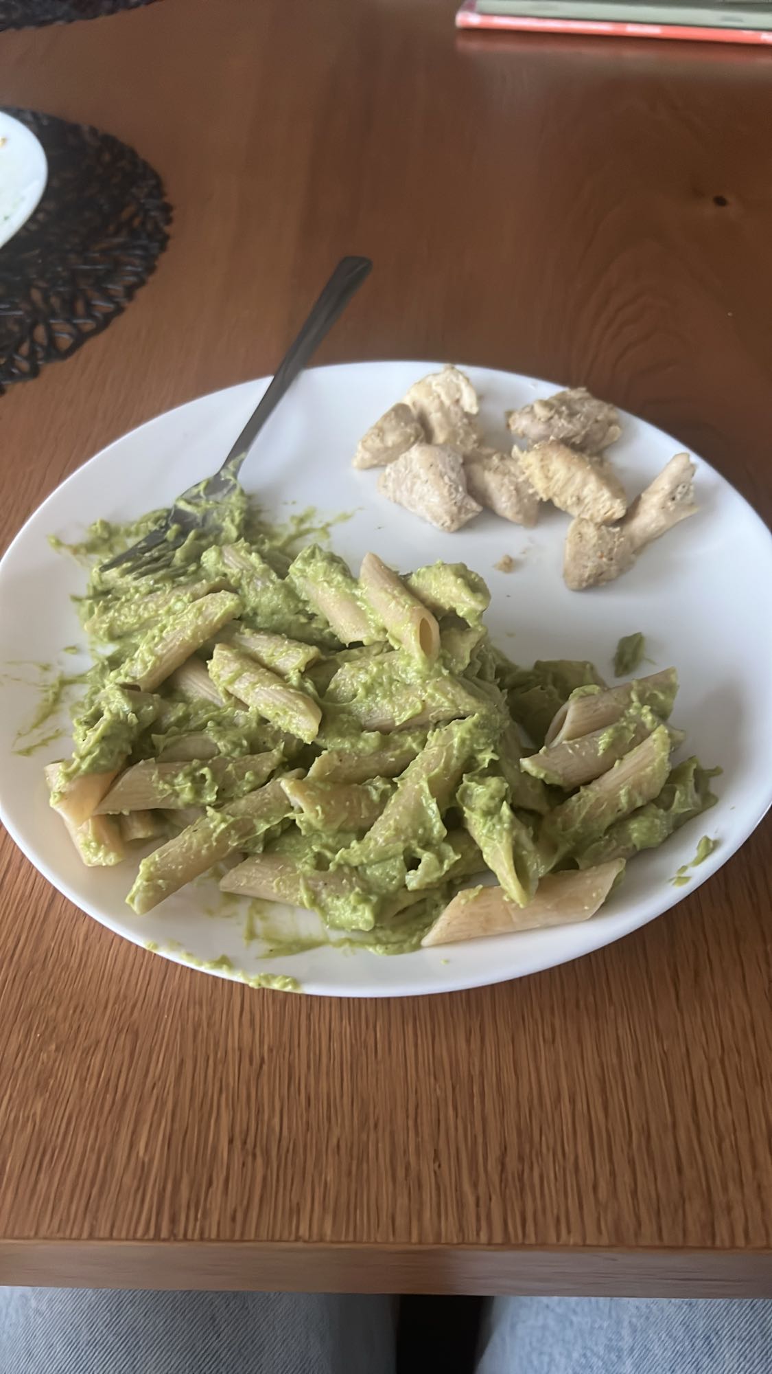 Makaron z kurczakiem i awokado