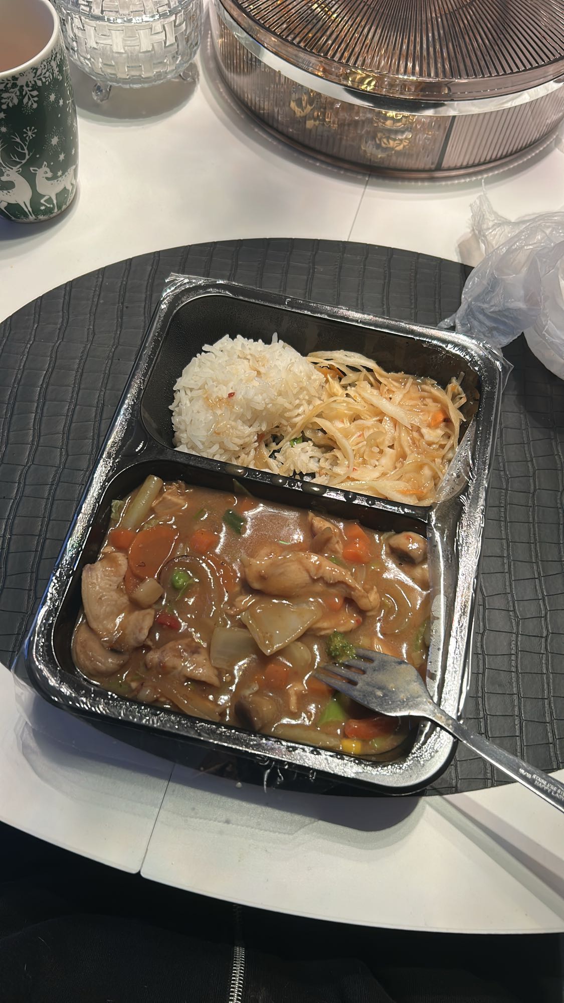 Kurczak w sosie z ryżem