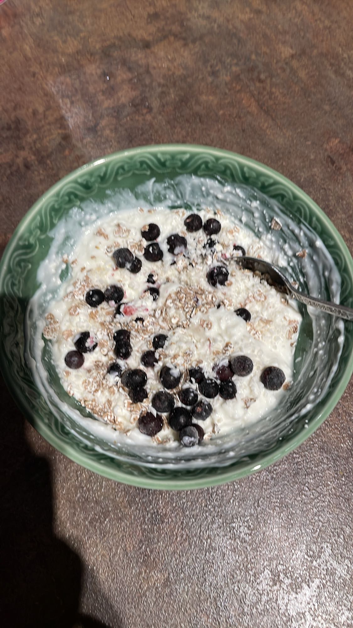 Yoghurt med bär och müsli