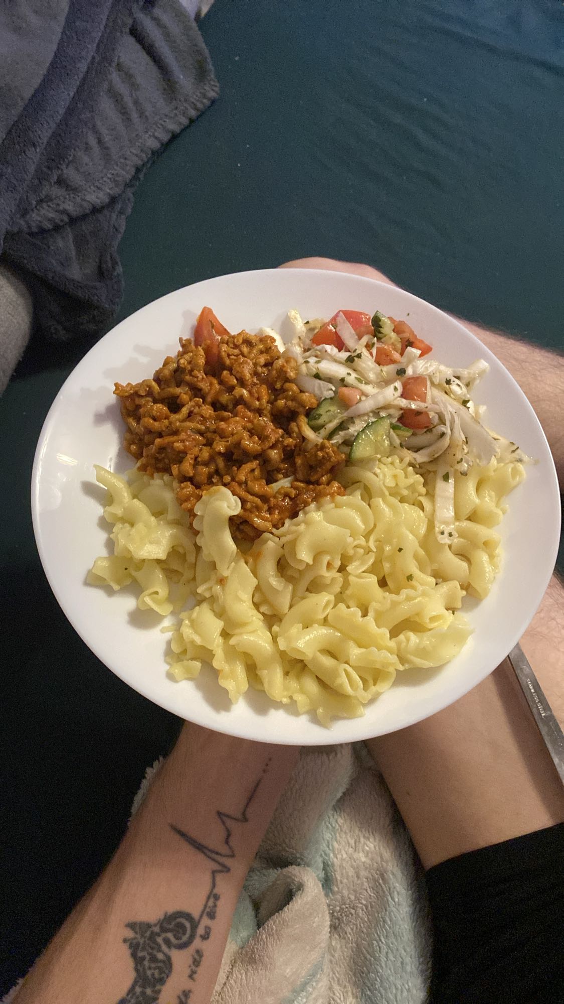 Макароны с мясом и салатом