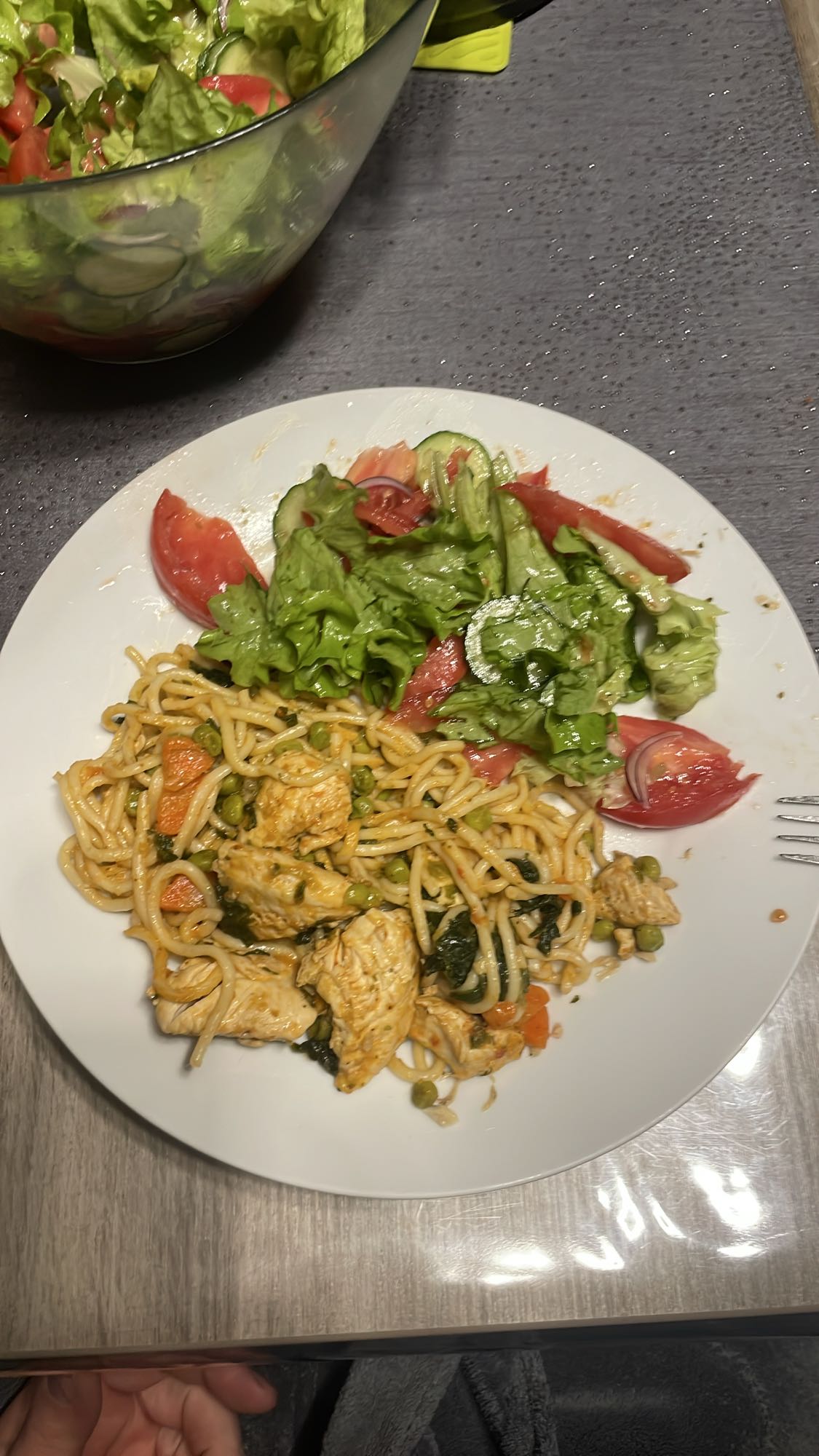 Pâtes au poulet et salade