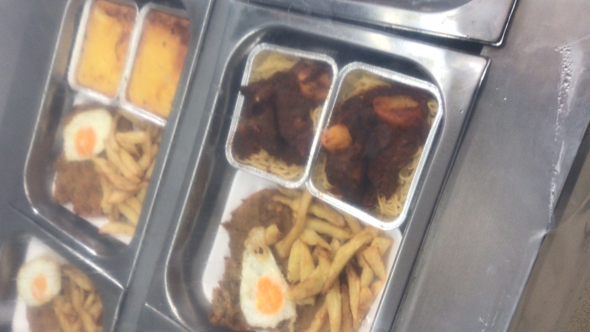 Milanesa con papas y huevo