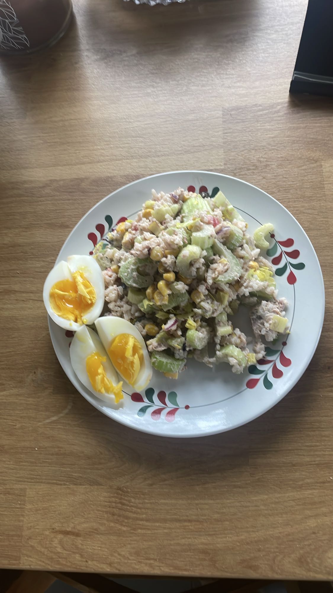 Sałatka z tuńczykiem i jajkiem