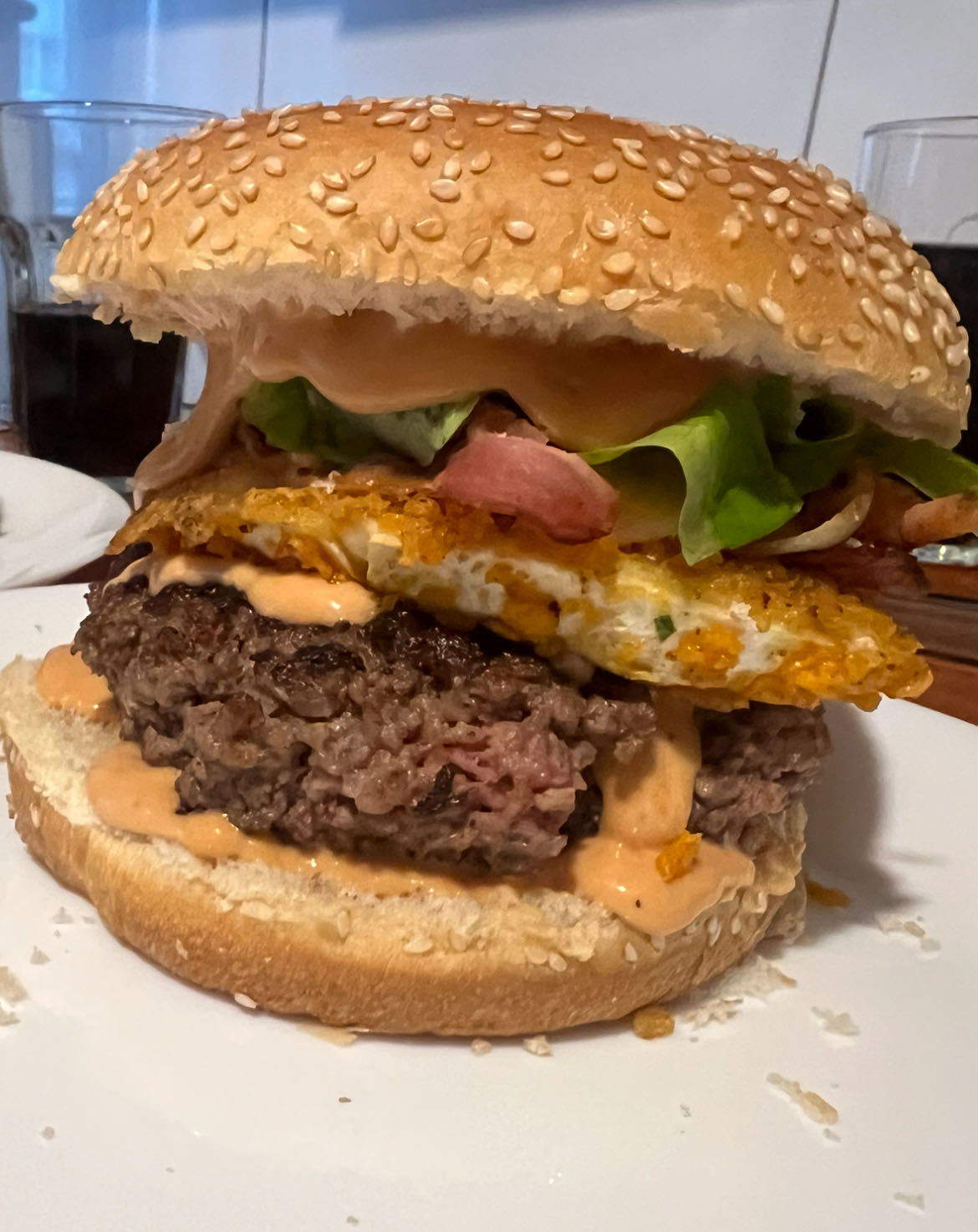 Burger z jajkiem i bekonem