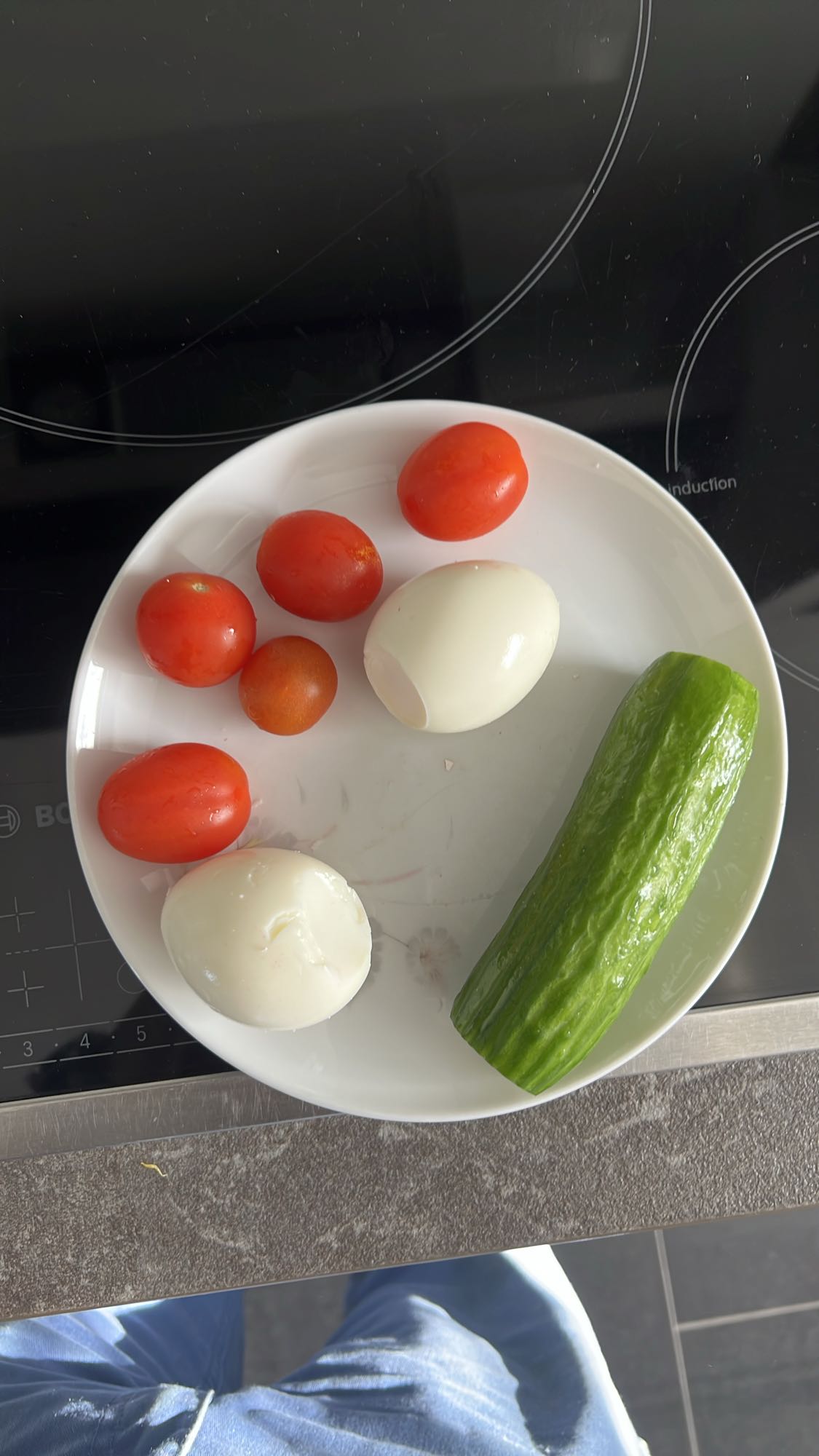 Gekochte Eier mit Gemüse