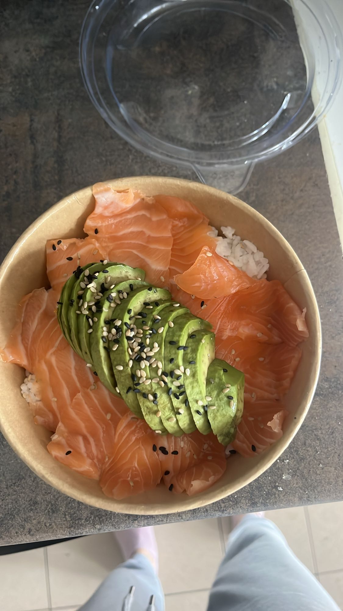 Poké au saumon et avocat