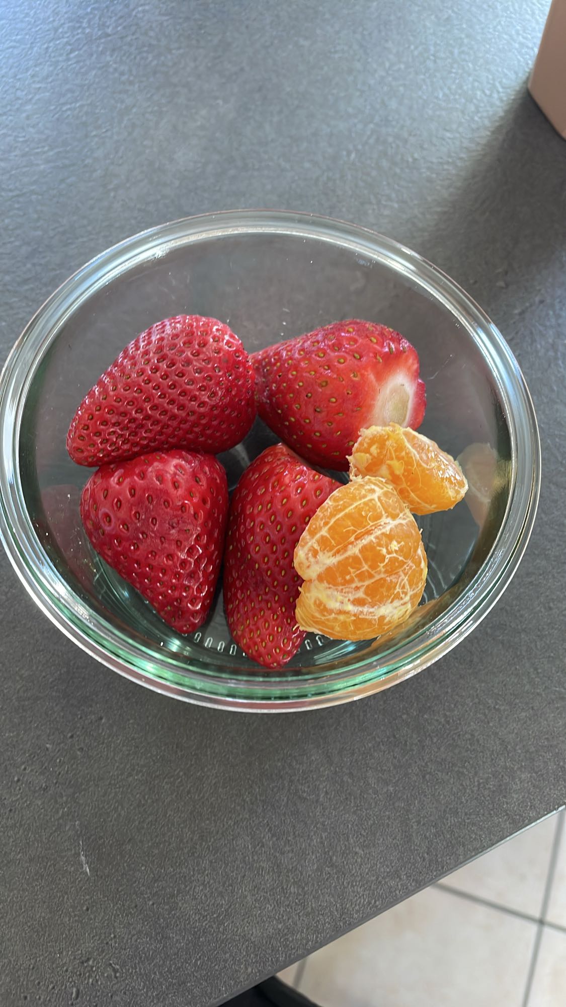 Erdbeeren und Mandarine