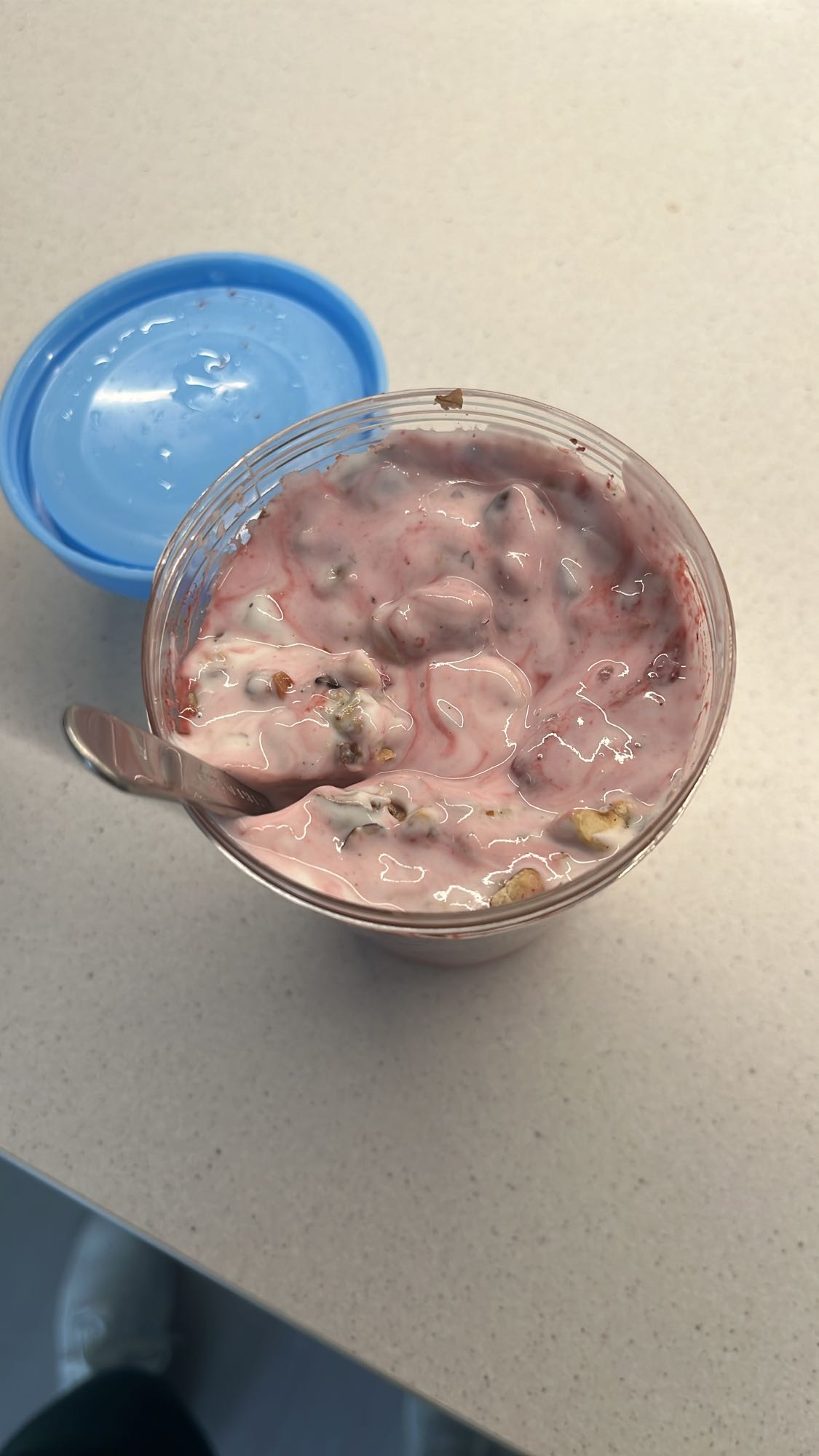 Yoghurt med bär och nötter