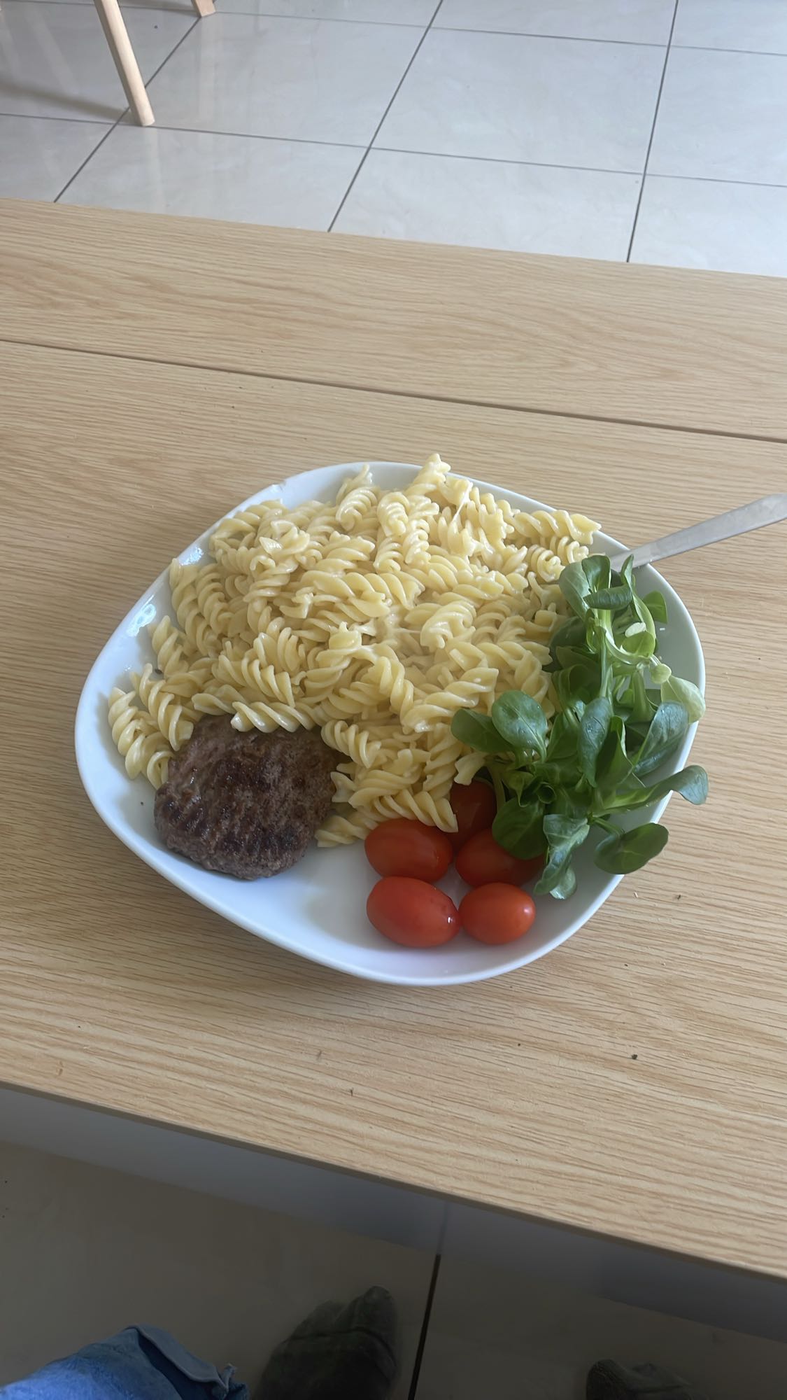 Pâtes avec steak et salade