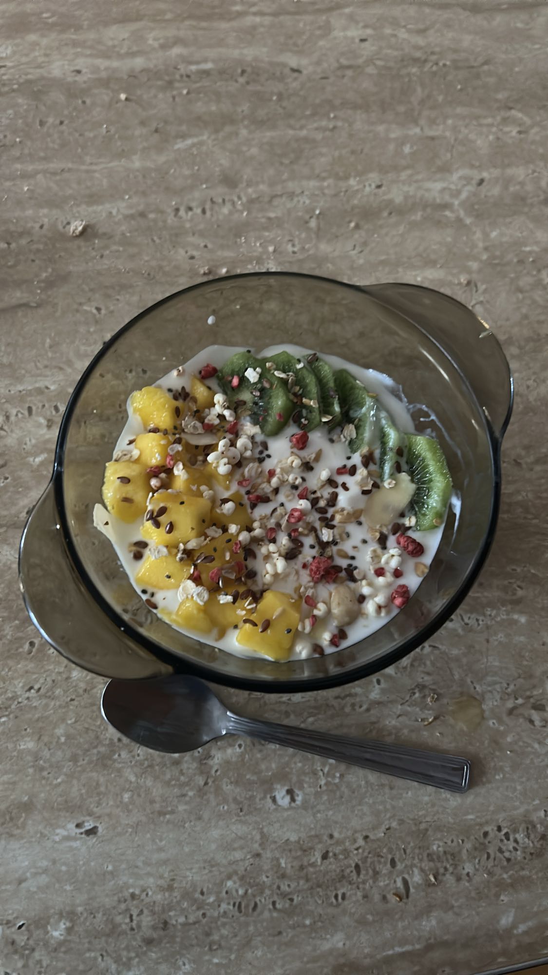 Jogurt z owocami i musli