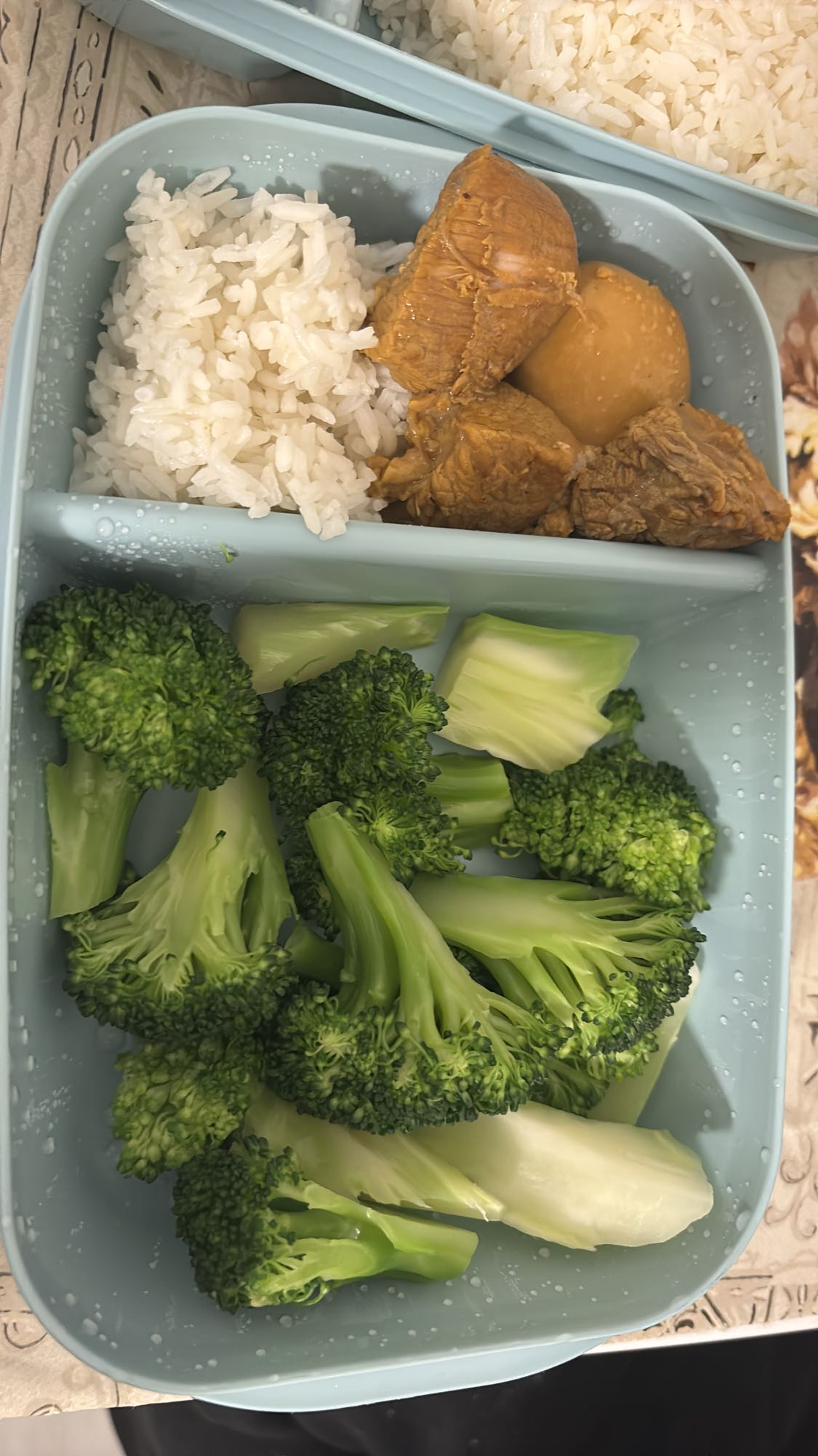 Cơm thịt kho và bông cải