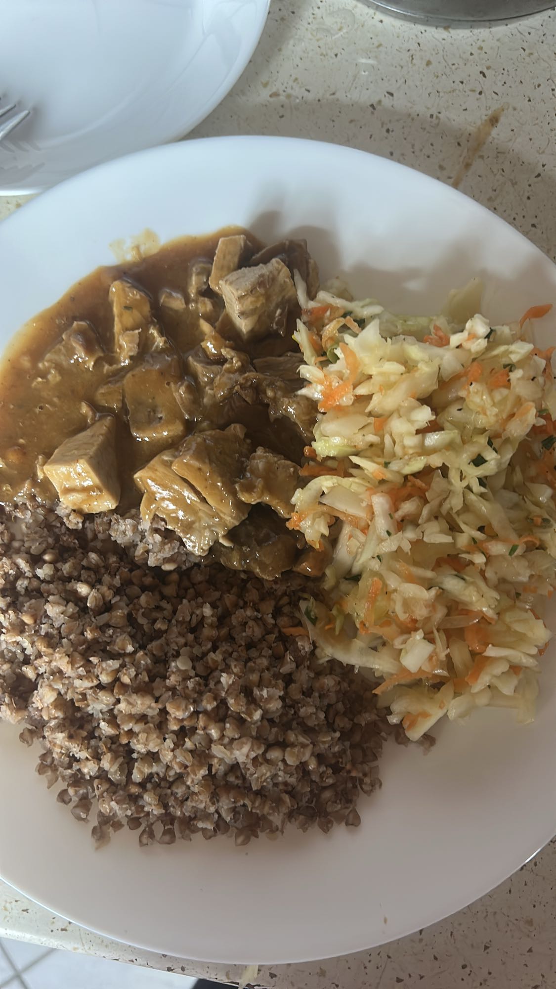 Gulasz z kaszą i surówką